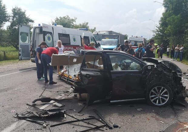 У лікарні померла 16-річна донька водія Lexus, який потрапив у ДТП на Львівщині. Фото: Варта1