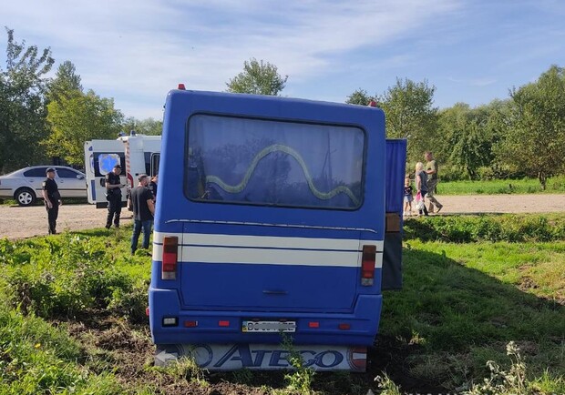 На Львівщині рейсовий автобус потрапив у ДТП. Фото поліції