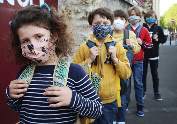 Вхід у масках, особливий розклад: що зміниться у садках і школах з 1 вересня. Фото: medic.ua.