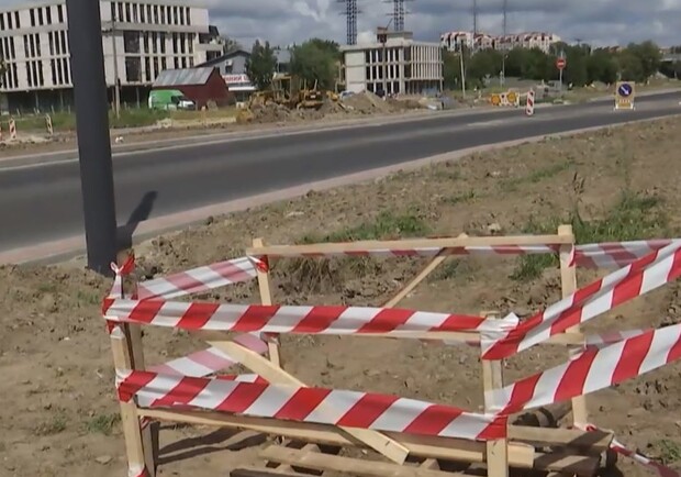 У Львові дівчина і хлопець провалилися у каналізаційний люк. Фото: ТСН