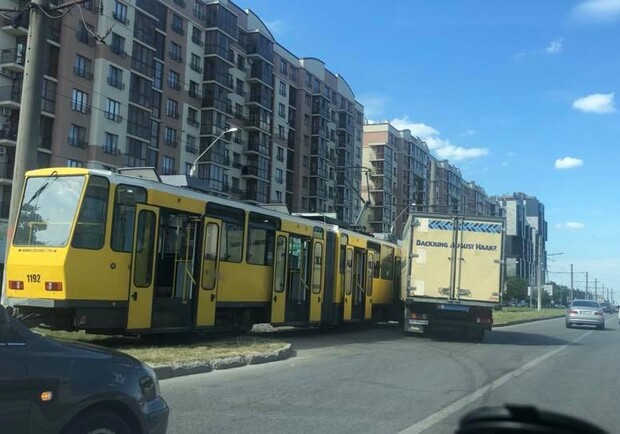 У Львові на вулиці Княгині Ольги вантажівка врізалась у трамвай. Фото: Наталка Волосацька
