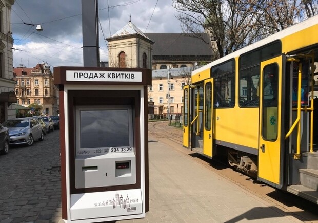 У Львові чоловік привселюдно розтрощив термінал на трамвайній зупинці. Фото: Твоє місто (умовне)