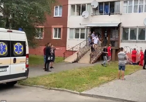 Львів'янин викинув з вікна свого тата. Скріншот з відео
