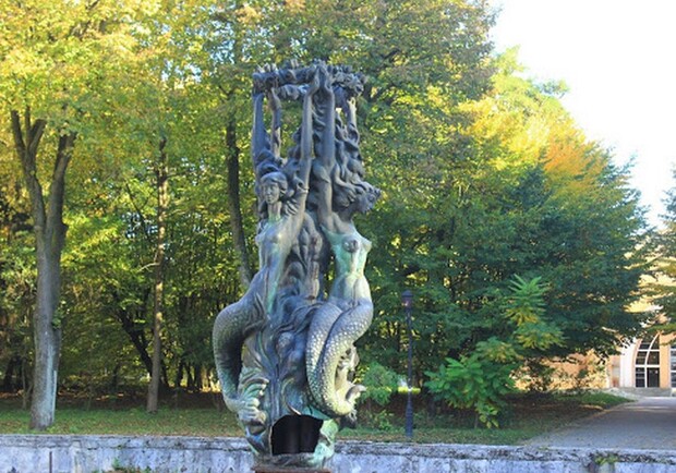 Підтримай: львів’яни вимагають відновити фонтан з русалками. Фото: Мирослав Пархомик.