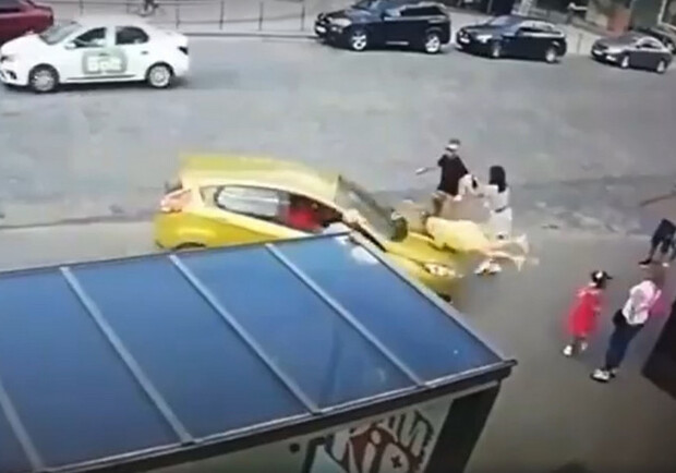 Відео зіткнення: у Львові автомобіль двічі збив жінку на тротуарі. Фото: скріншот із відео.