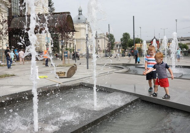На площі Двірцевій запрацював фонтан з кольоровою підсвіткою. Фото: Львівська міська рада