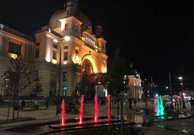 Новий фонтан на площі Двірцевій зачарув львів'ян. Фото: VG Львів