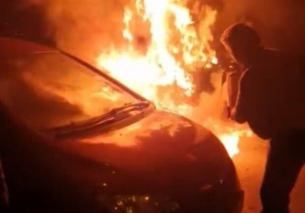 У ніч на 23 серпня у Львові згоріли два автомобілі. Фото: Варта1