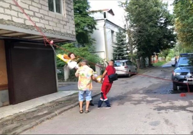 Львівські рятувальники допомогли транспортувати жінку з інсультом. Фото: ГУ ДСНС