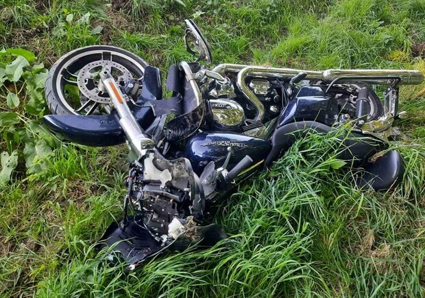 На Львівщині автомобіль збив подружжя на мотоциклі Herley-Devidson і втік. Фото поліції