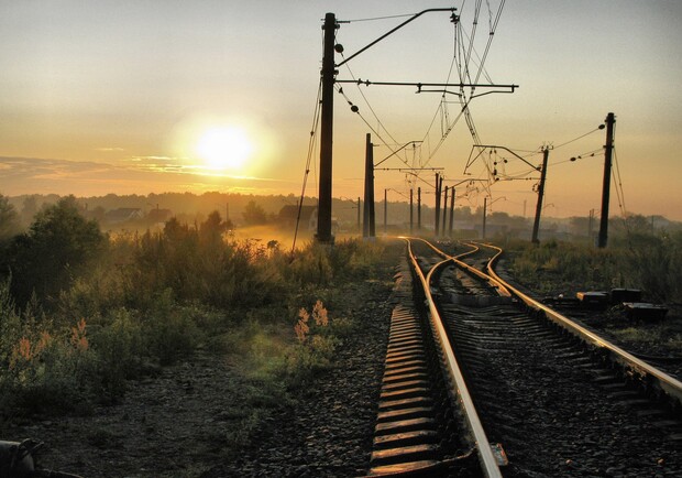 Хотів скоротити шлях: біля Львова поїзд відрізав чоловікові пальці. Фото: Вікіпедія (умовне).