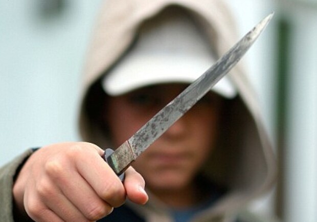 На Сихові 15-річний хлопець накинувся з ножем на свого брата. Фото: surabayaberita.com (умовне)