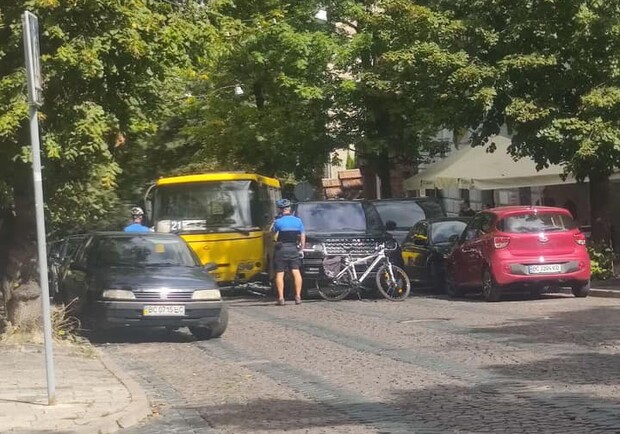 У центрі Львова Range Rover наїхав на патрульного. Фото: Варта1