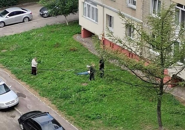 У Львові на Сихові з вікна багатоповерхівки випала людина. Фото очевидців