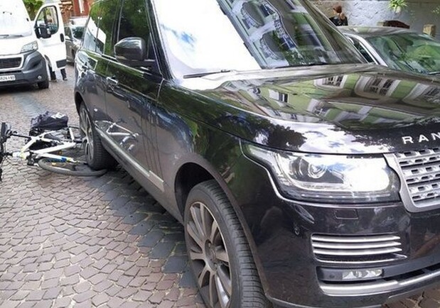 Наркотики – зло: у Львові митник на Range Rover збив поліцейського на ровері. Фото: ZAXID.NET.