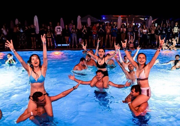 Біля Львова відкрили нічний клуб із басейном просто неба. Фото: Zu Zu Beach Club