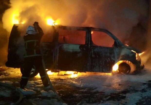 У Львові згоріли два автомобілі. Фото: ГУ ДСНС