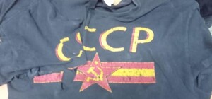 Догулявся: у центрі Львова затримали хлопця за футболку з комуністичною символікою