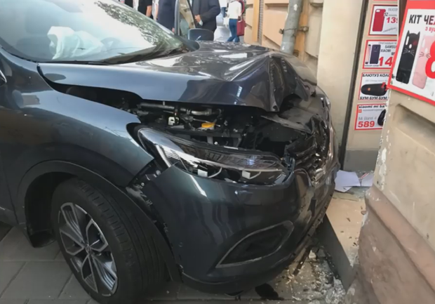 Ласкаво просимо: на Личаківській Renault Kadjar виламав двері магазину і застряг. Фото: Патрульна поліція Львівщини.