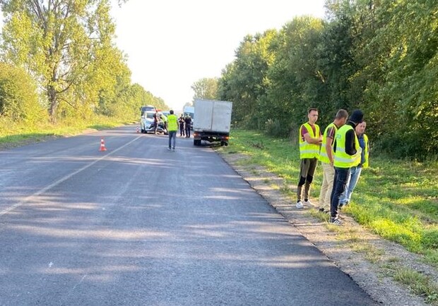 На Львівщині водій автомобіля збив двох дорожніх робітників. Фото поліції