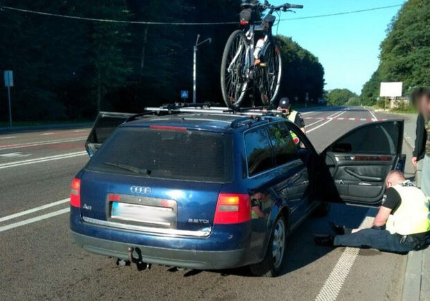 На Львівщині водій протягнув правоохоронця за автомобілем. Фото поліції