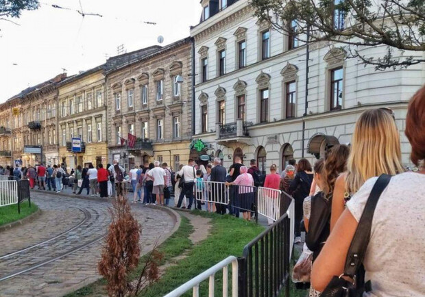 На трамвайних зупинках у Львові люди простоюють у довжелезних чергах. Фото: Варта1