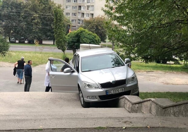 У Львові автомобіль припаркувався на парапетах сходинок. Фото: Ігор Зінкевич