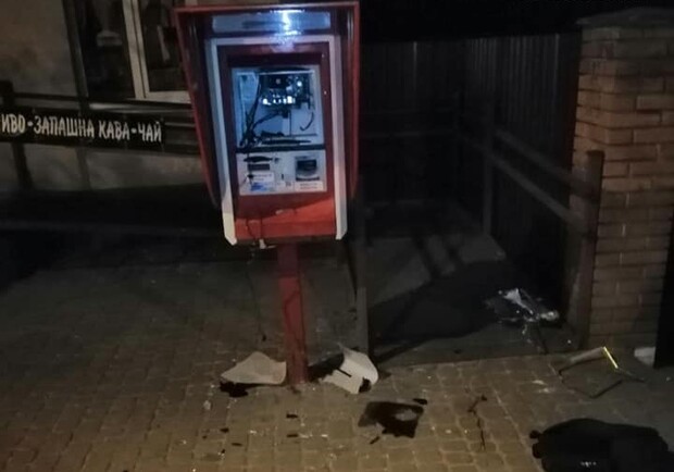 У Львові двоє чоловіків зламали платіжний термінал, щоб пограбувати його. Фото поліції