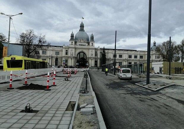Праву частину вулиці Чернівецької відкривають для проїзду. Фото: Андрій Білий