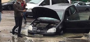 Серед дороги: на Пекарській автомобіль провалився під землю