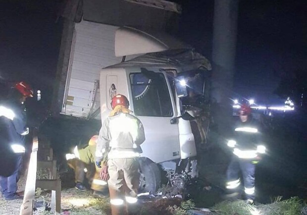 У ніч на 1 жовтня на об’їзній Львова вантажівка потрапила у ДТП. Фото: 