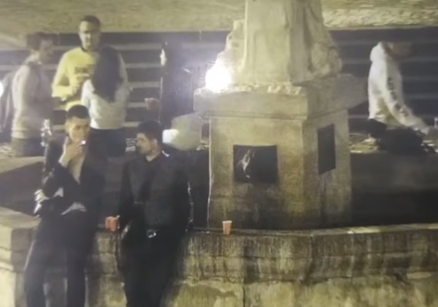 В центрі Львова оголений та нетверезий чоловік купався в фонтані. Фото умовне