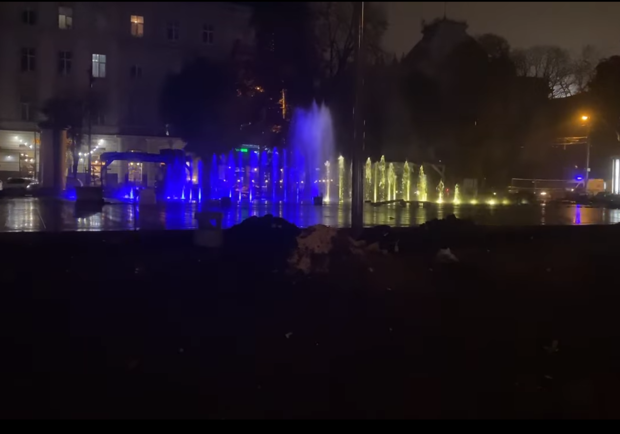 Новий фонтан біля Оперного театру зачарував львів'ян. Скріншот з відео