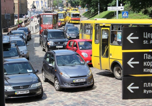Тиждень у Львові розпочався з транспортного колапсу. Фото: Твоє місто (умовне)