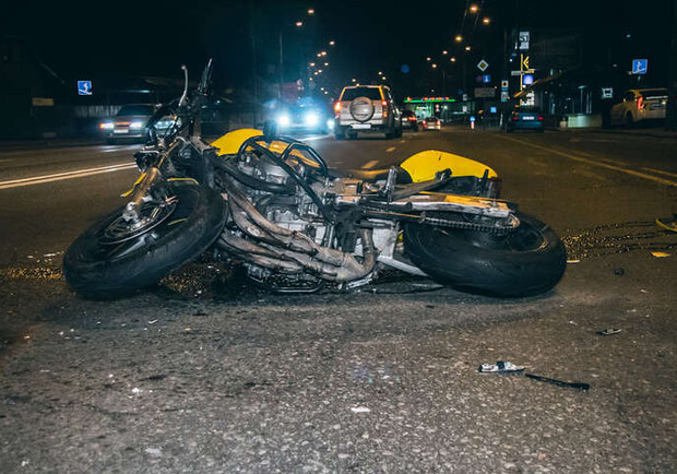 12 жовтня у Львові автомобіль збив мотоциклліста і намагався втекти. Фото ілюстративне: pravda.if.ua