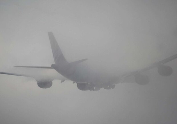 Через густий туман у львівському аеропорту не зміг приземлитись літак. Фото: informburo.kz (умовне)