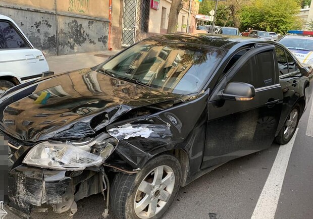 На вулиці Кривоноса у Львові п'яний водій спричинив ДТП. Фото поліції