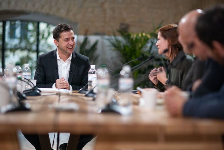 Опитування 25 жовтня: Володимир Зеленський озвучив друге запитання