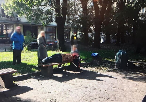 В центрі Львова на лавці підібрали п’яну жінку з 6-річним сином. Фото поліції