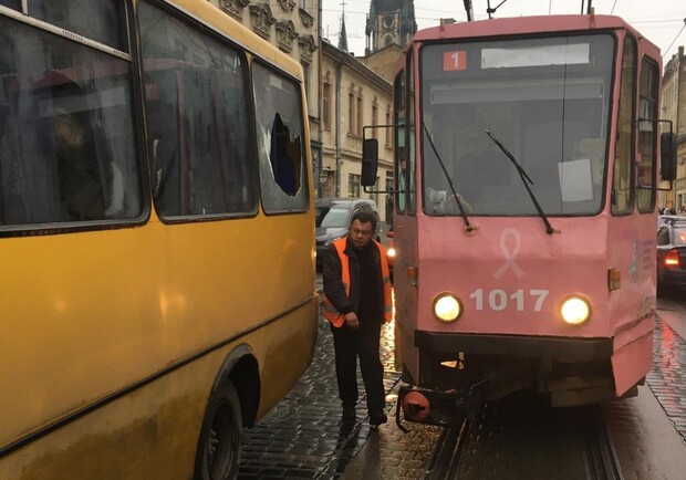 У львівському автобусі на дитину впало розбите скло. Фото: Львівська міськрада.