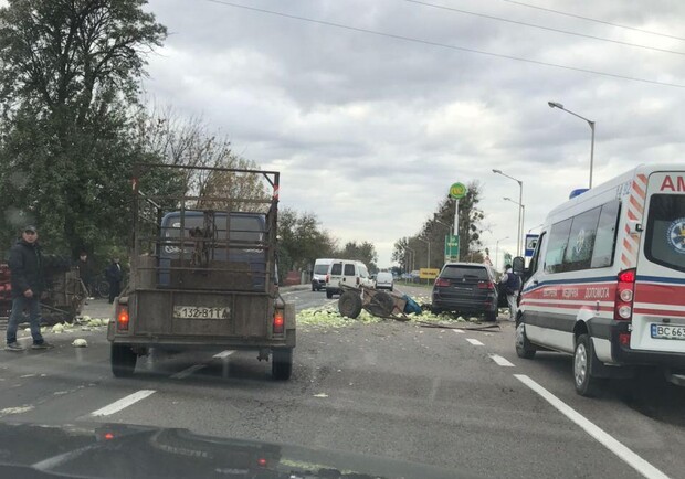 Дорогу біля Львова засипало капустою: постраждав чоловік. Фото: Варта 1.