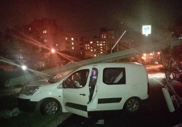 У Львові автомобіль врізався у стовп. Фото: Варта 1.