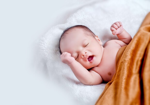 Виплати при народженні дитини планують збільшити до ста тисяч гривень. Фото: pexels.com