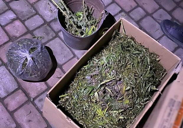 У наркоділка з-під Львова вилучили 10 кілограмів марихуани. Фото: Департамент боротьби з наркозлочинністю Національної поліції України