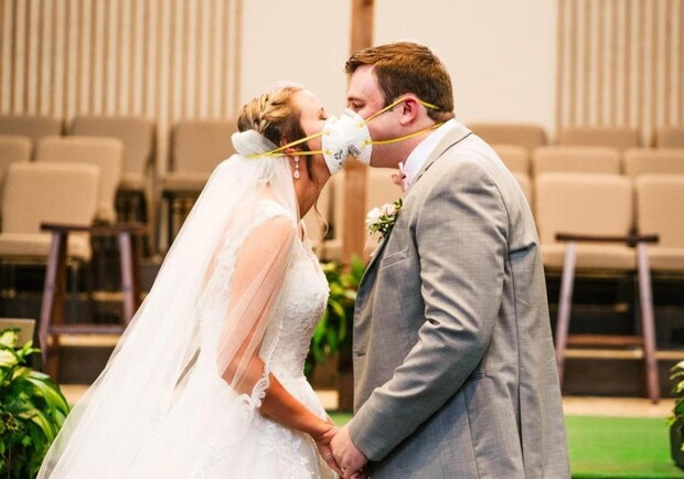 За сім місяців пандемії в Україні пари частіше одружувалися, ніж розлучалися. Фото: y-wedding.netlify.app