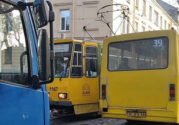 У Львові трамвай збив жінку. Фото: Варта 1.