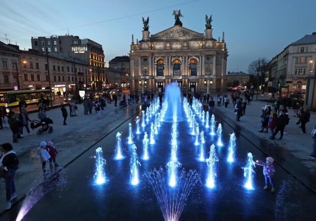 У Львові запрацював новий фонтан на площі перед Оперним театром. Фото: Роман Балук