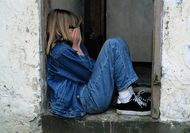 На Дьвівщині суд ув'язнив батька, який ґвалтував неповнолітню доньку. Фото: pexels.com