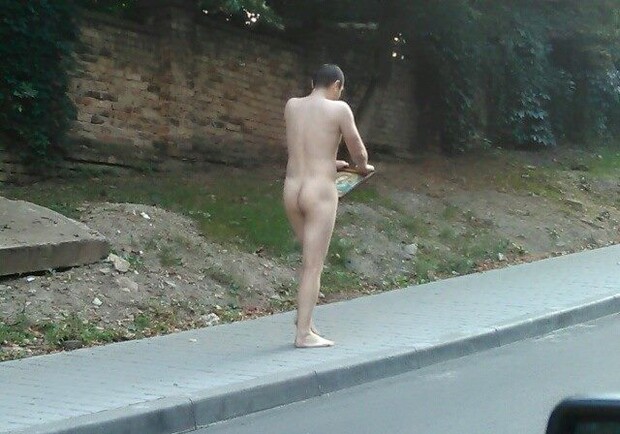 У Львові голий чоловік розгулював вулицями і голосно кричав. Фото: Форпост