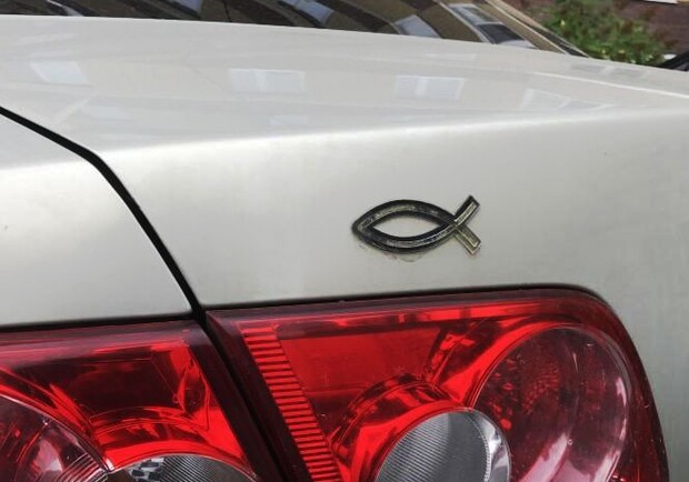 Що означає наліпка «рибка» на автомобілях. Фото: static3.car.ru